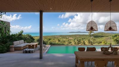 Piscina panorámica frente a Playa Esmeralda, oasis privado de bienestar y exclusividad