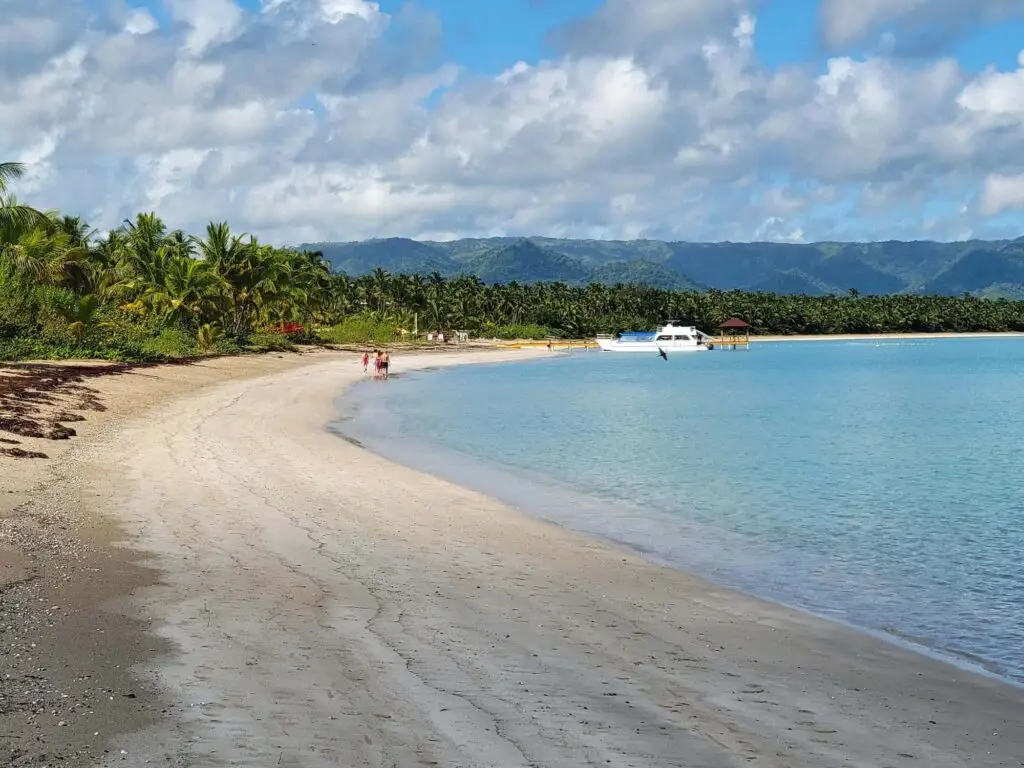 Playa Esmeralda aguas turquesas y montaña vista Talipot Ecolodge Miches